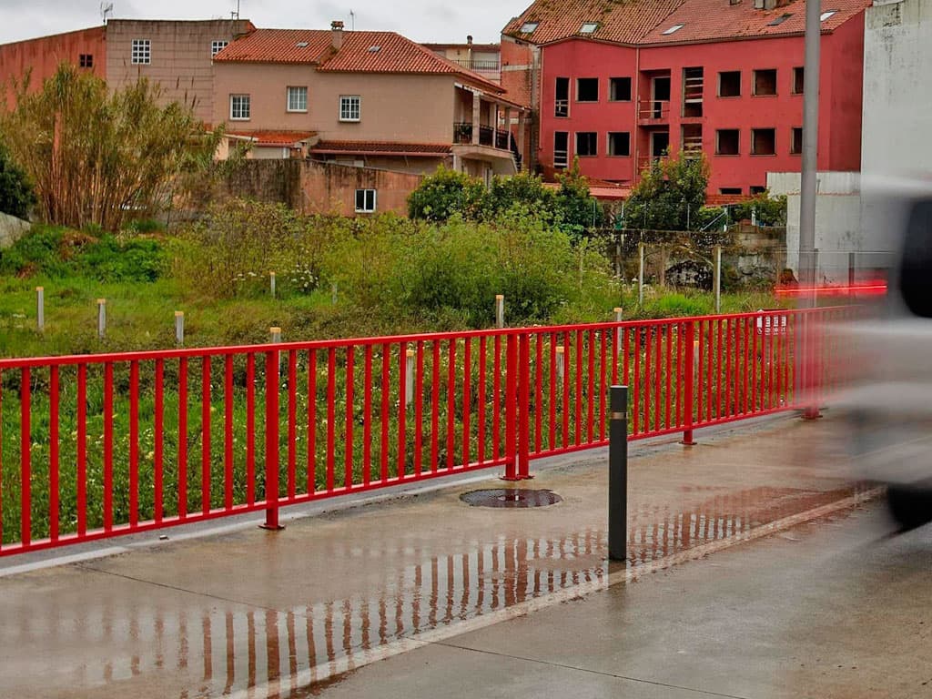 Instalación de barandillas metálicas a medida en un espacio urbano de Galicia
