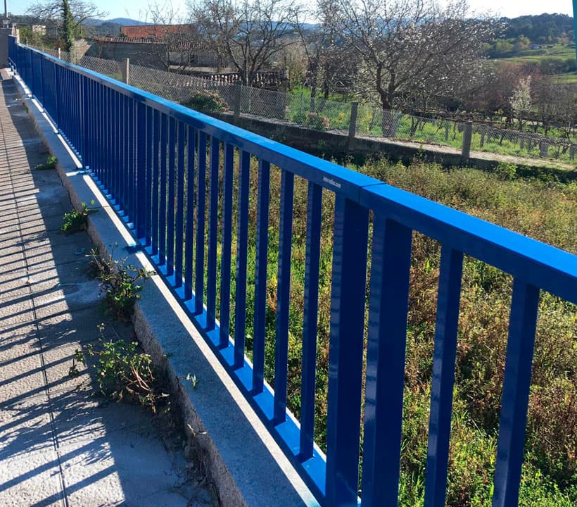 Barandillas metálicas fabricadas por Intervallas instaladas en una vía de Galicia
