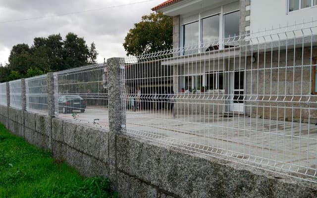 Cierre con barandilla adaptada fabricado a medida por Intervallas en Galicia