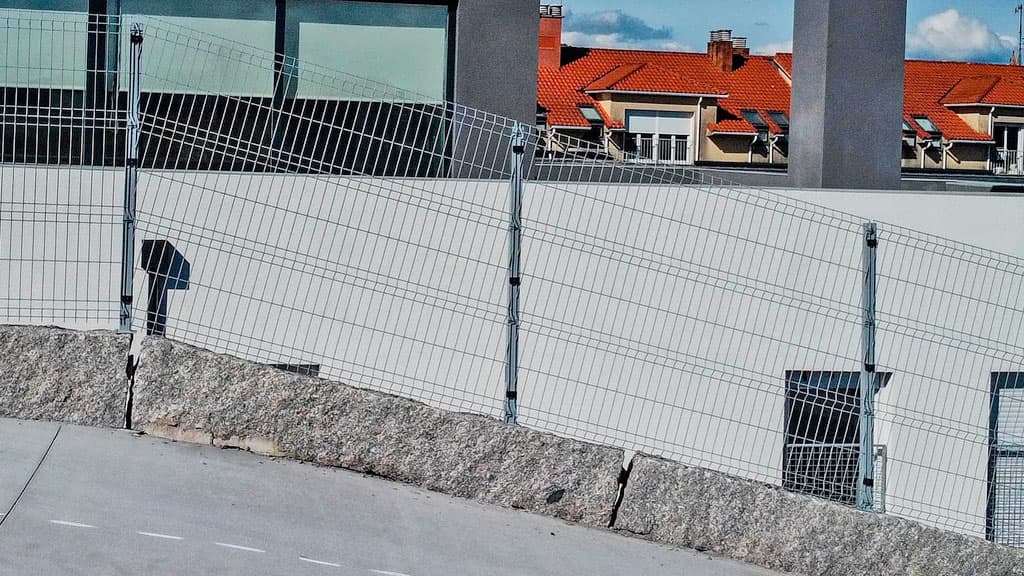 Cierre metálico personalizado fabricado por Intervallas en una vivienda de Galicia