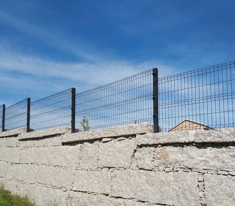 Cierre metálico fabricado por Intervallas instalado en una finca de Galicia