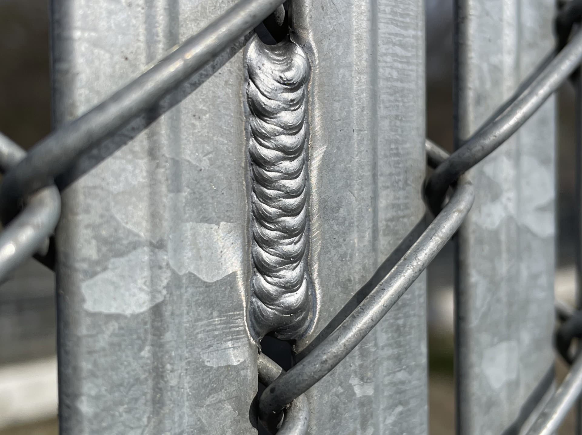 Detalle de vallas metálicas galvanizadas fabricadas por Intervallas en Galicia