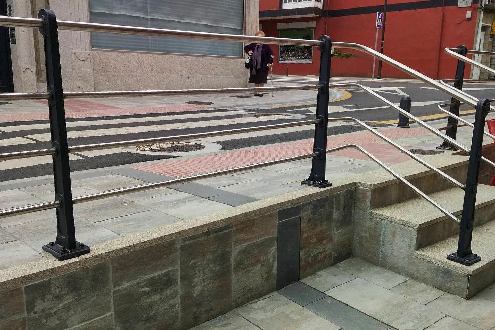 Mobiliario urbano como papeleras y aparcabicis fabricado en Galicia