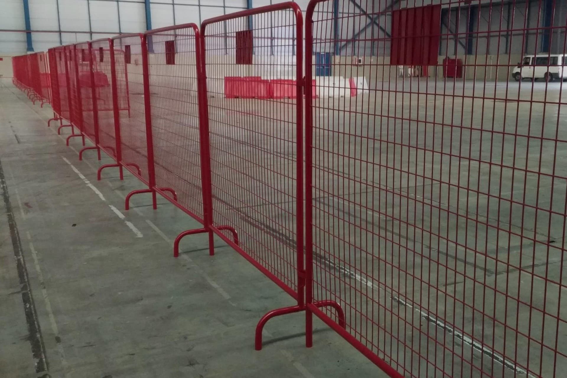 Detalle de la fabricación de vallas peatonales en tubo de acero galvanizado en Galicia