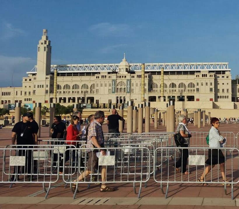 Vallas peatonales metálicas fabricadas por Intervallas en una vía de Galicia